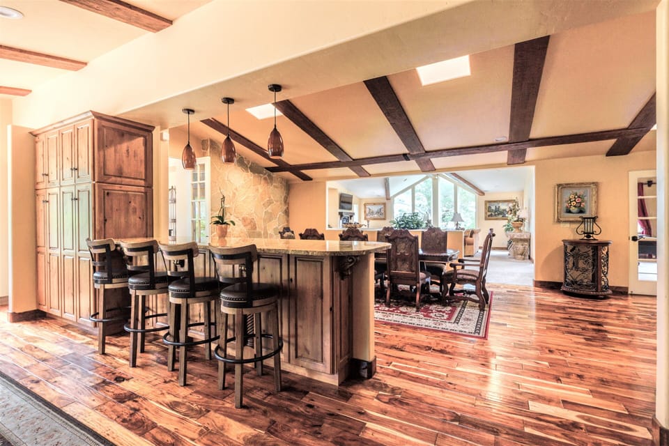 LUXURY GOLFERS DREAM RETREAT BY THE LODGE BREAKFAST AREA