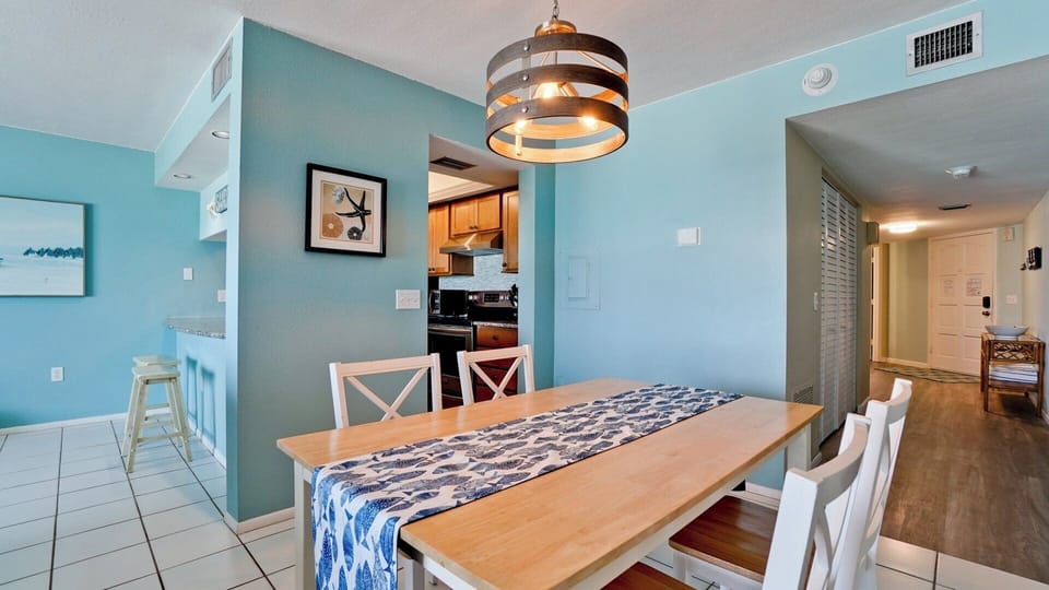 Dining Area/Front Hall