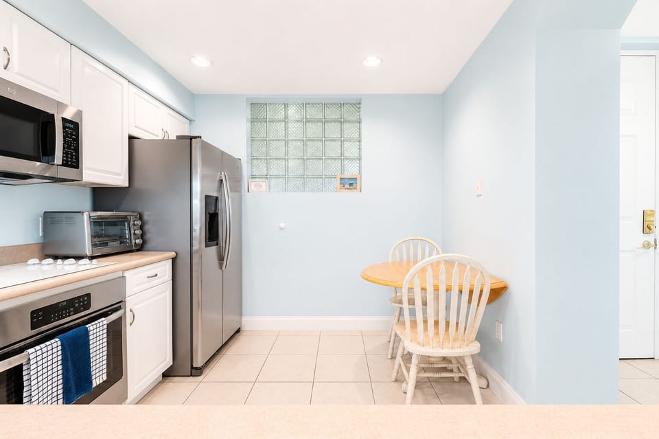 Eat-In Kitchen