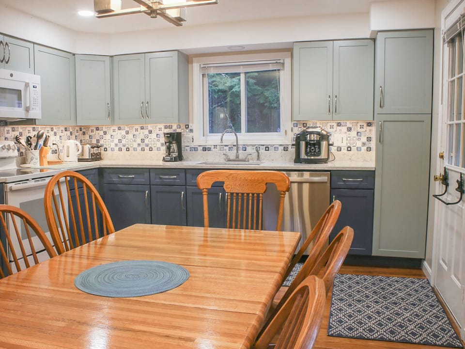 Dining area to Kitchen