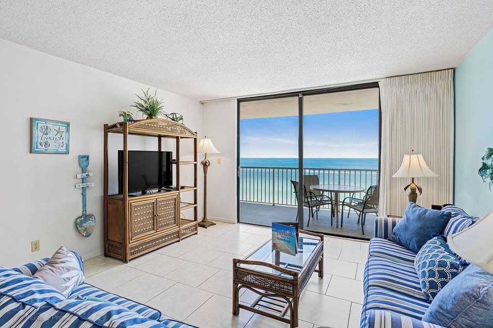 Relax in the Living room with TV and view of Gulf