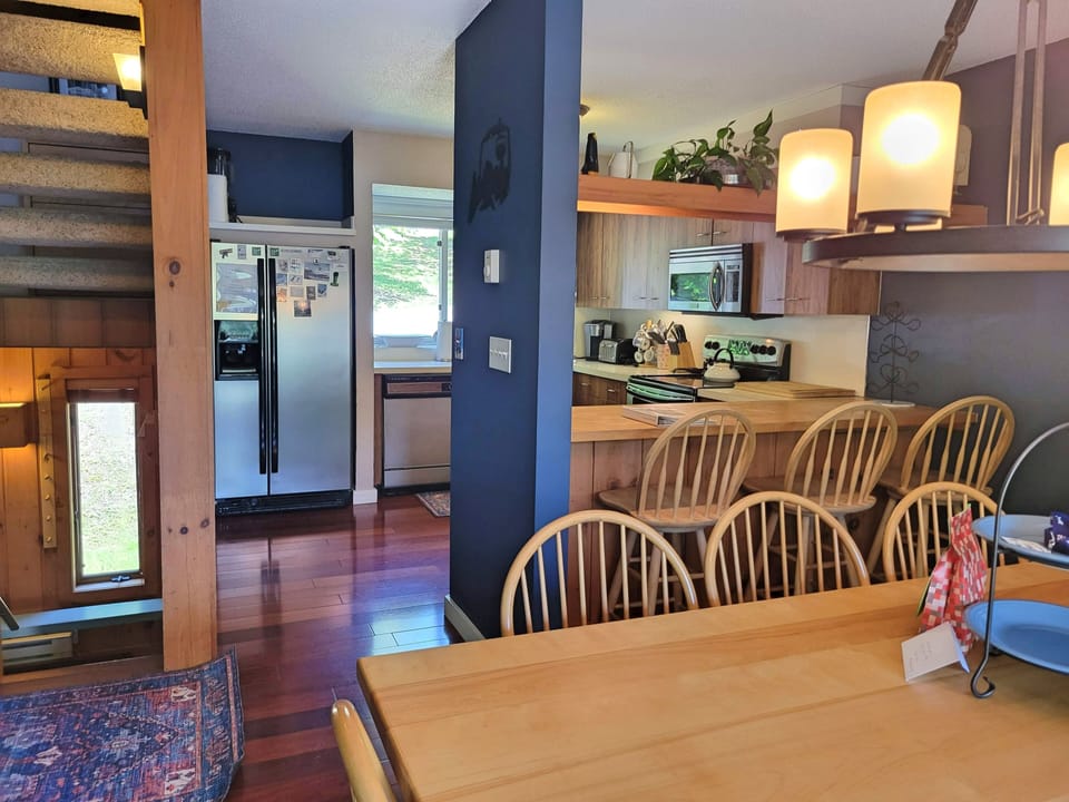 Dining area towards kitchen