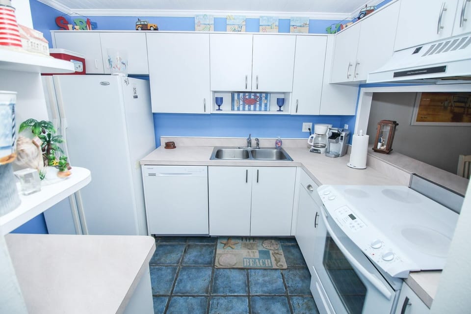 Blue hues in kitchen
