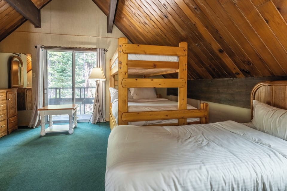 Chalet 16 upstairs bedroom