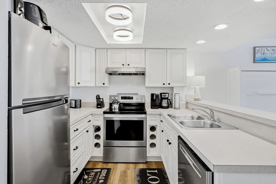 Fully appointed beautiful kitchen