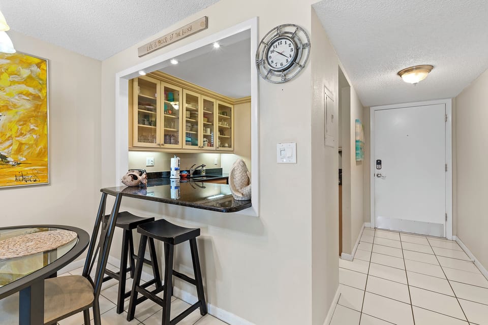 Eat-in bar seating
