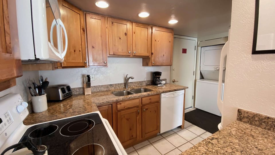 Kitchen with washer/dryer in the entryway