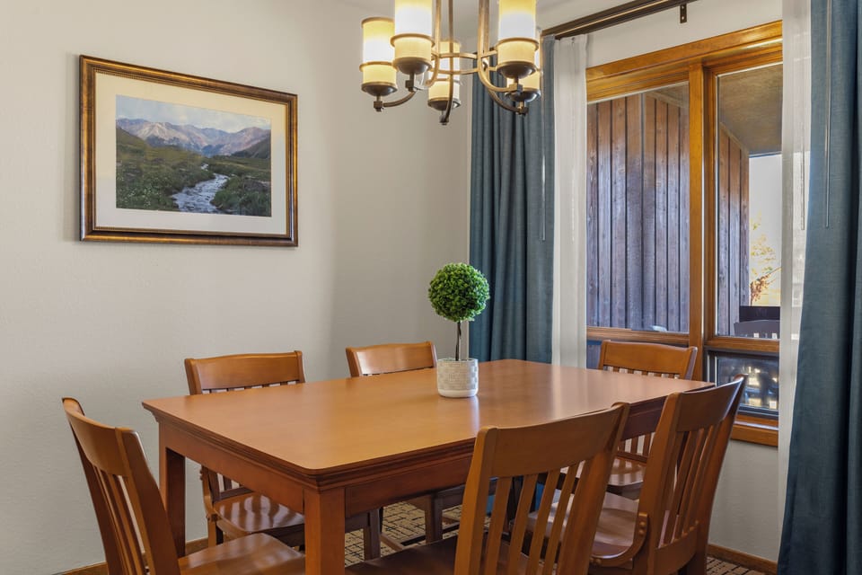 Two-Bedroom-Deluxe-Dining-Area-Elk-Run-Pagosa
