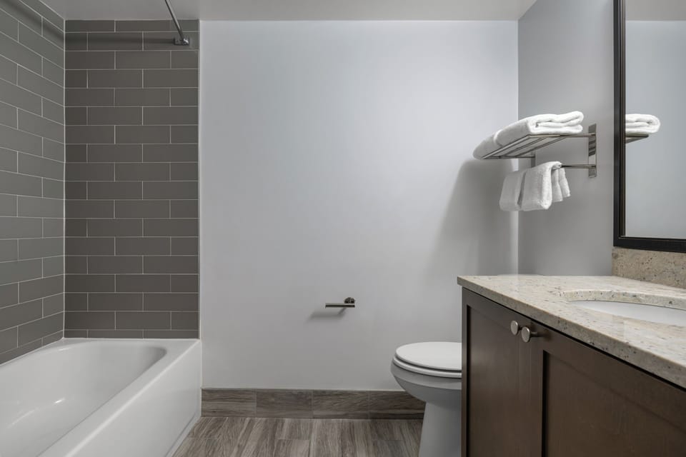 Two-Bedroom-Suite-Bathroom-1-Club-Wyndham-Newport-Onshore