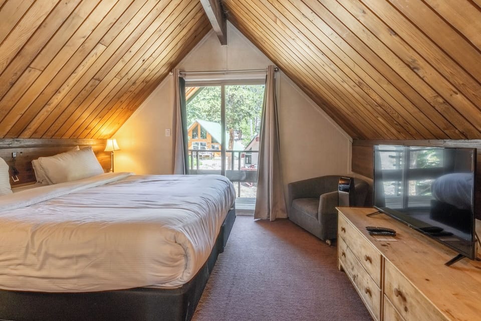 Chalet 15 upstairs bedroon