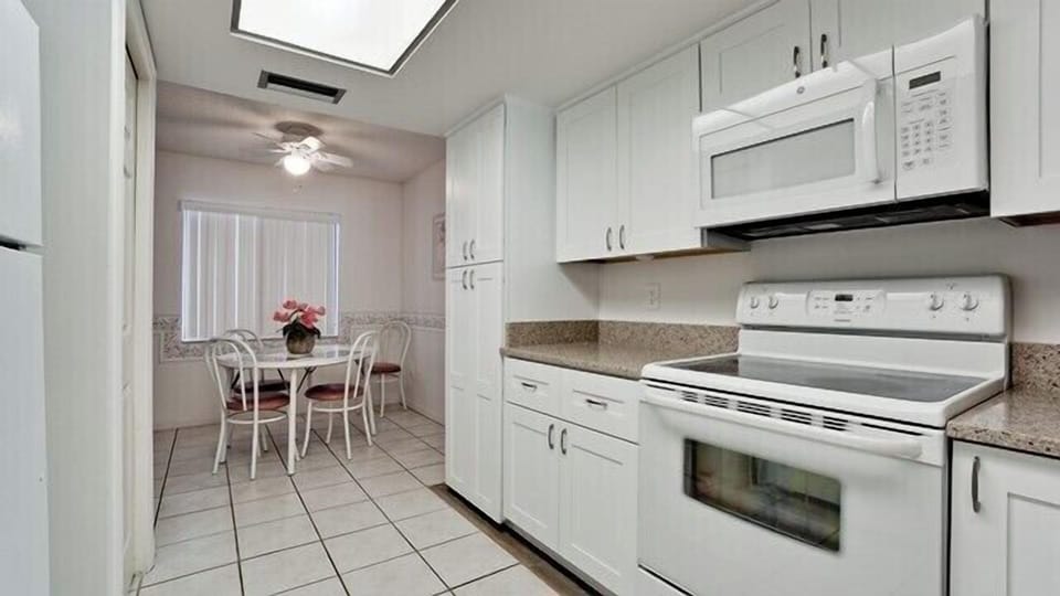 Kitchen & Breakfast Nook