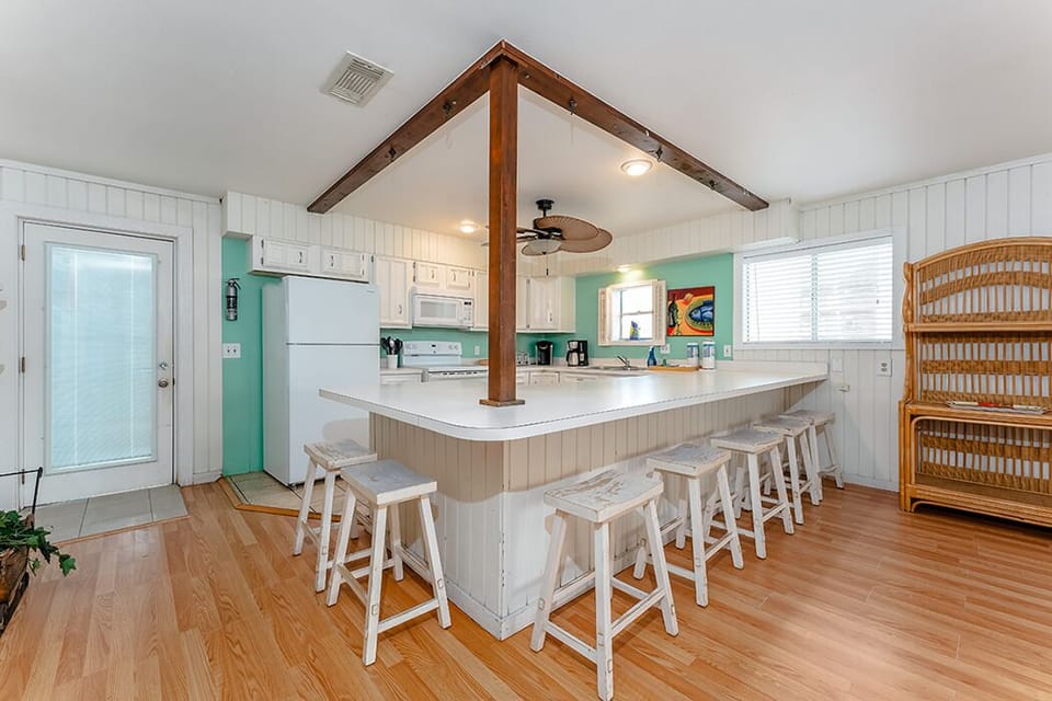 Savor the flavors of SPI! Stock up on locally sourced produce and seafood and have a seafood feast in this fully-equipped upstairs kitchen!