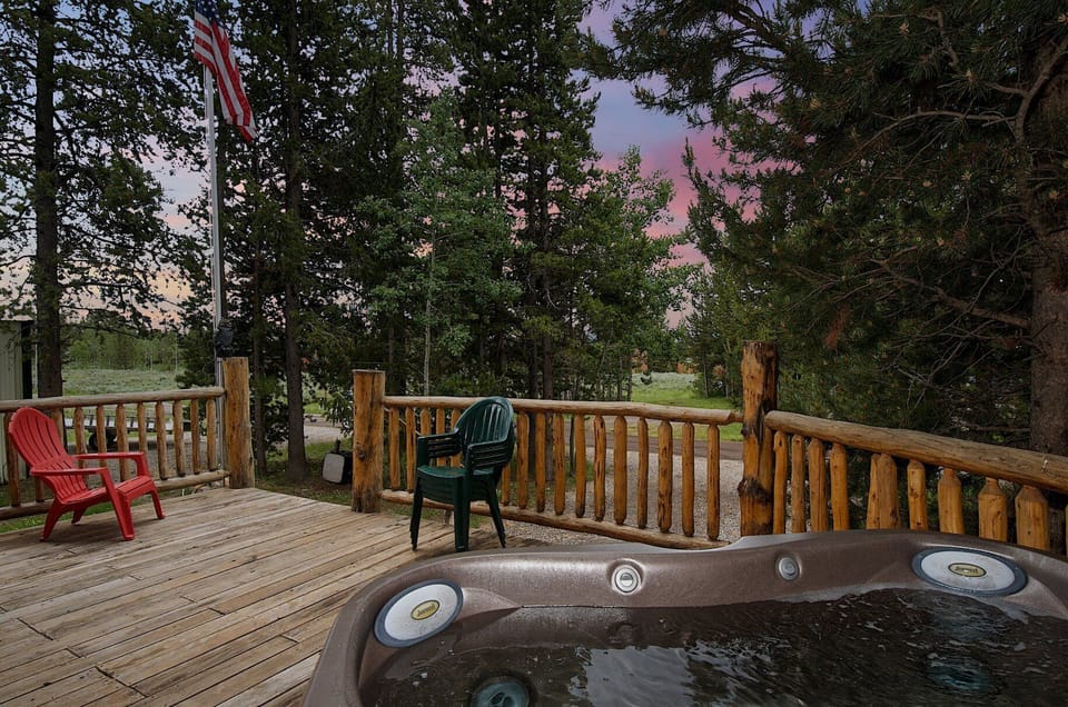 Trappers Chalet ~ hot tub on front deck