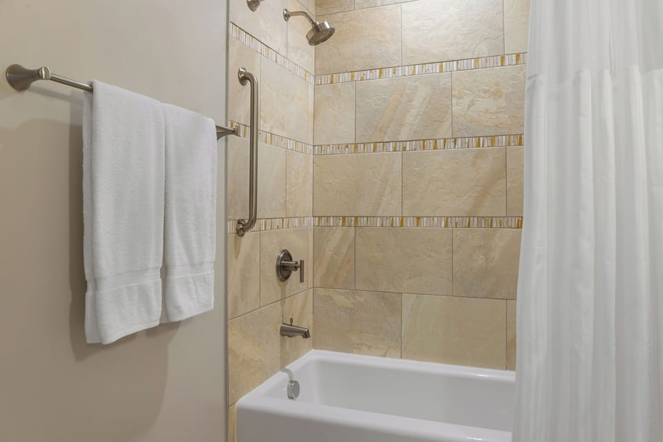 Bath-2br-avon-cw-2br-pres-in-007