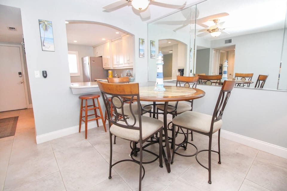 Dining room plus eat in bar