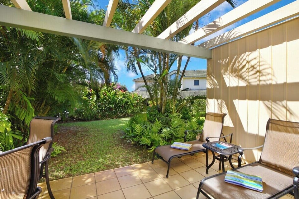 Peaceful Lanai Tropical Courtyard Views - Manualoha 502