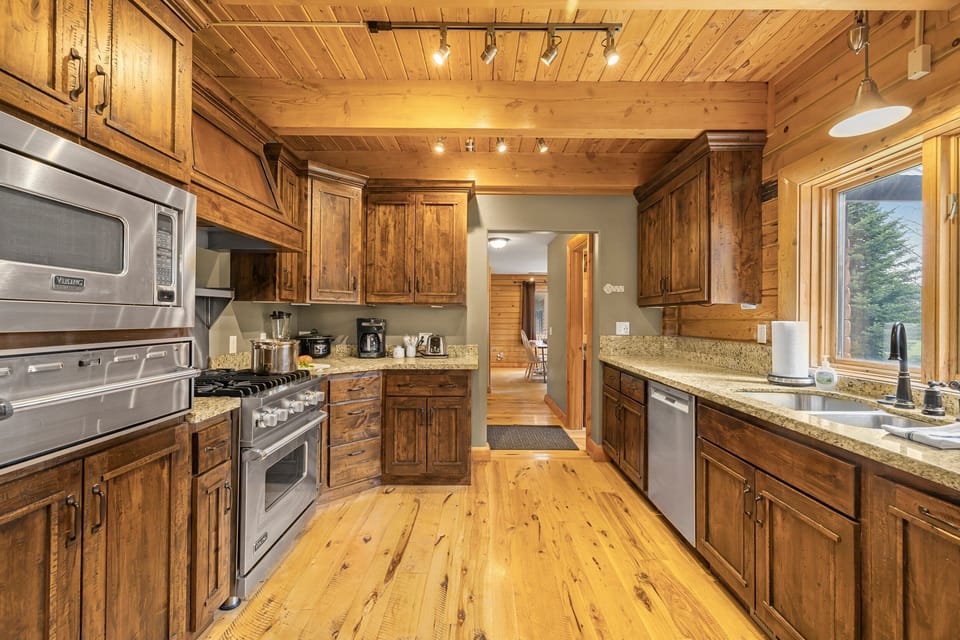 Eagles Perch ~ gorgeous kitchen on main level