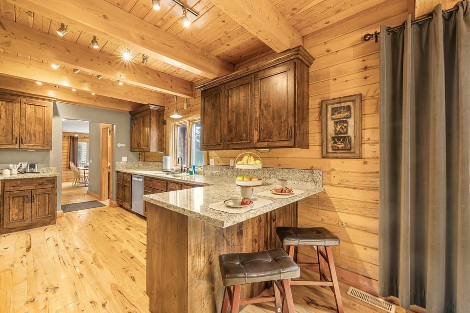 Eagles Perch ~ gorgeous kitchen on main level