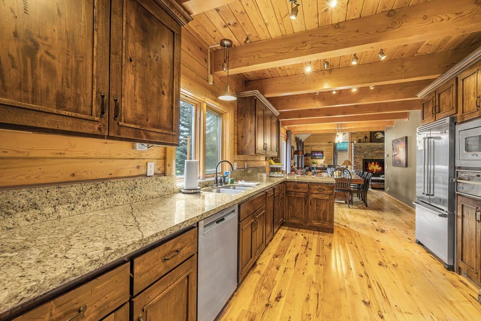 Eagles Perch ~ gorgeous kitchen on main level