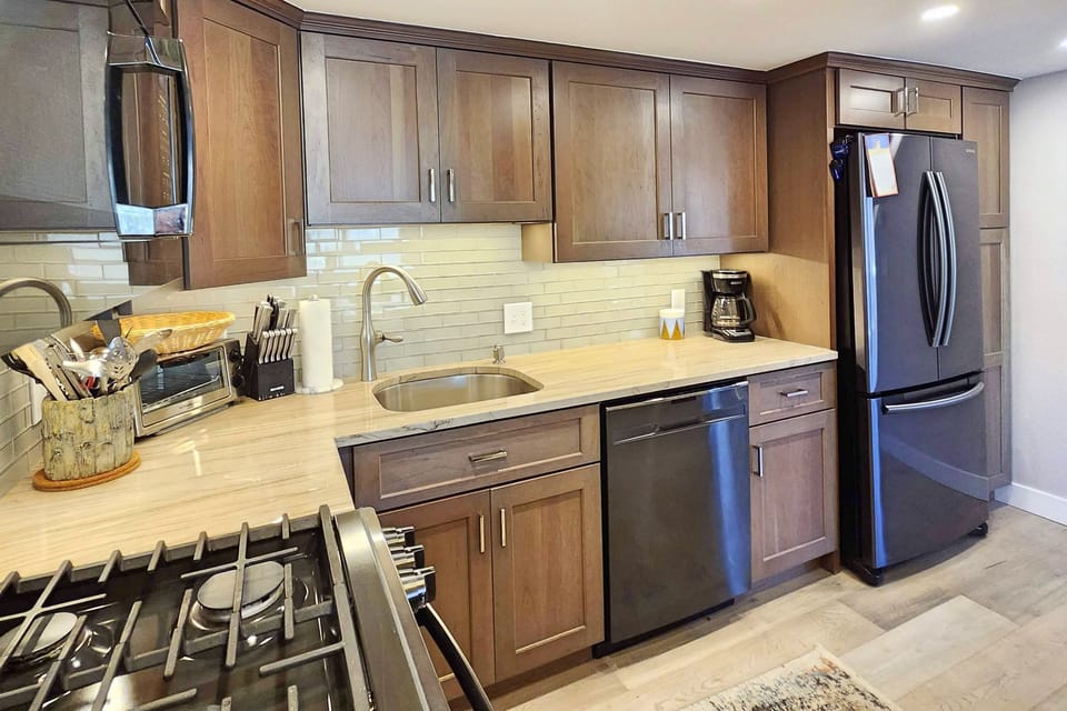 Nicely updated kitchen with gas stovetop and electric oven