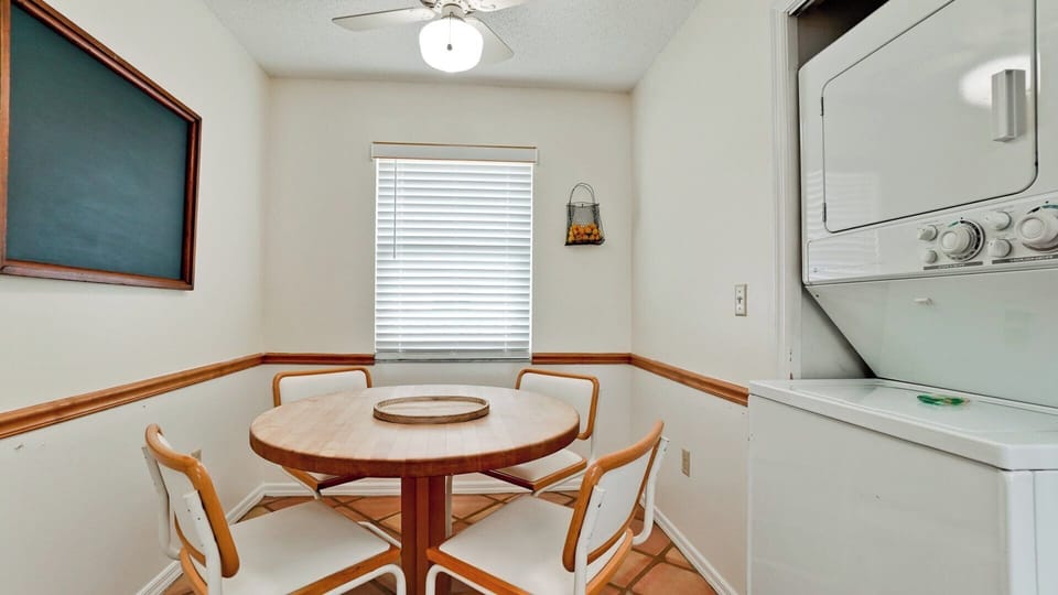 Breakfast Nook & Washer/Dryer