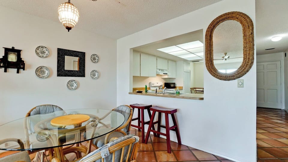 Dining Area & Kitchen