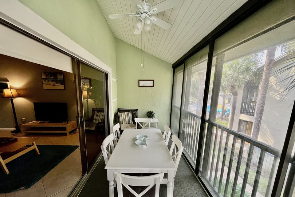 dining area on enclosed lanai