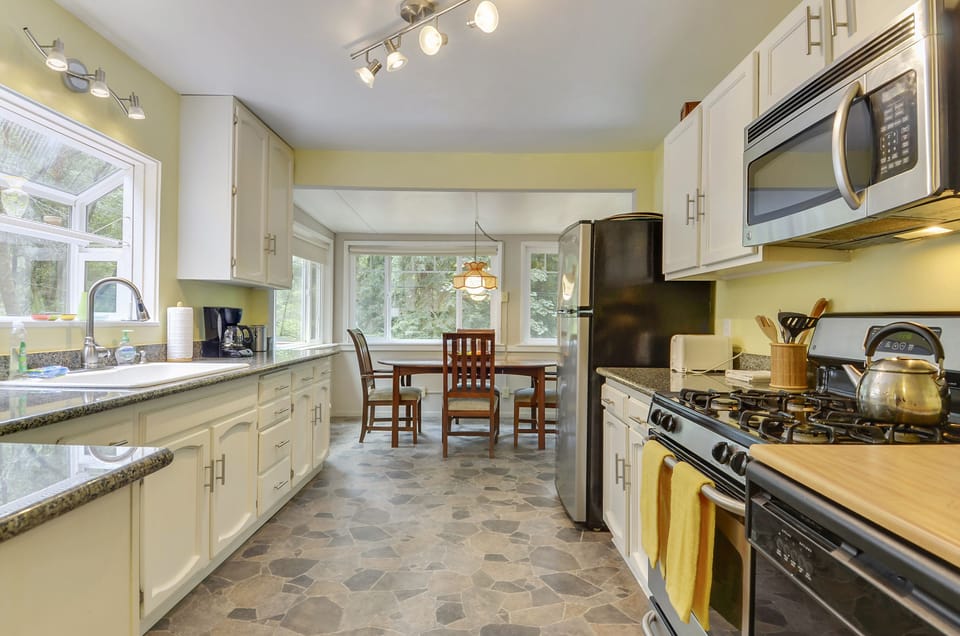 Open kitchen and dining area, so you can cook and hangout.