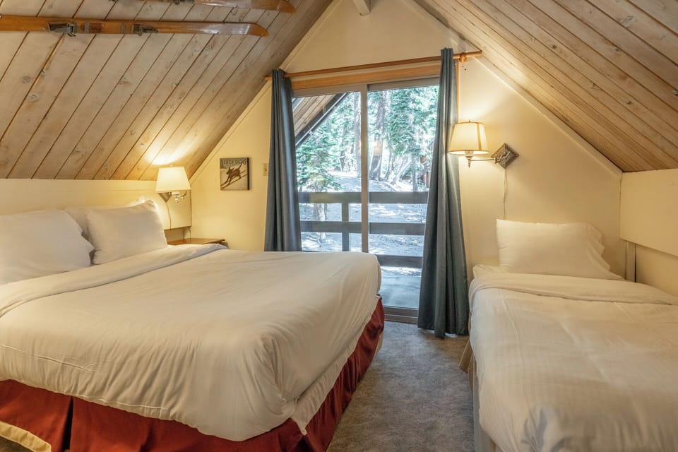 Chalet 10 upstairs bedroom