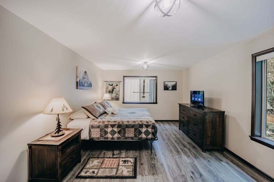 Home Decor, Indoors, Lamp, Screen, Bed