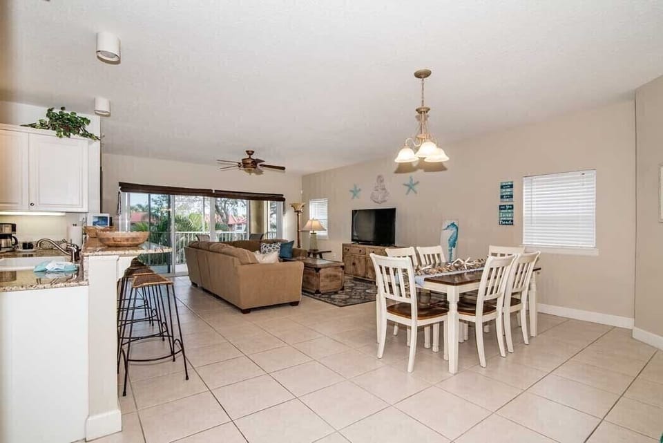 Living Room/Dining Area