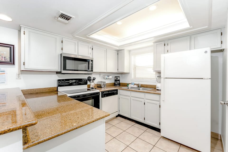 The fully equipped kitchen is packed with efficient features!