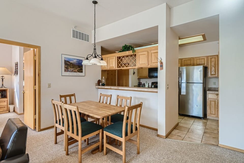 LF201F Dining Area