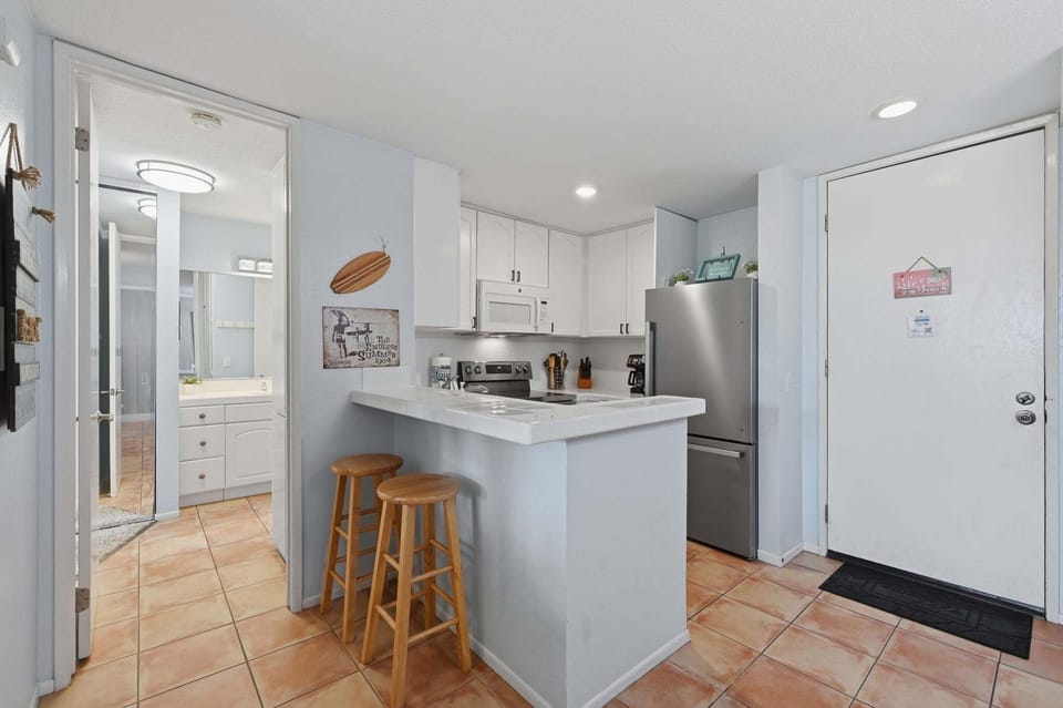 Enjoy your morning coffee or a quick bite at the convenient kitchen bar with additional seating for two