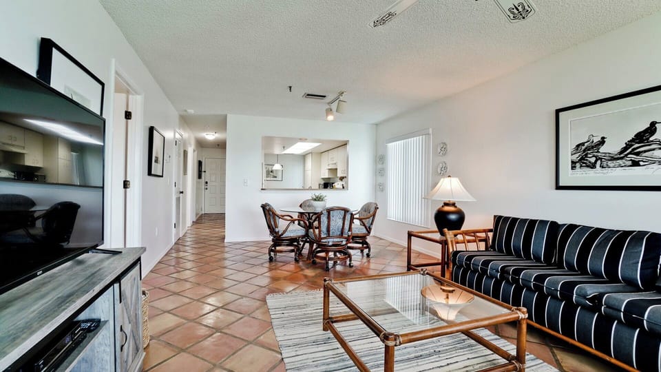 Living Room/Dining Area
