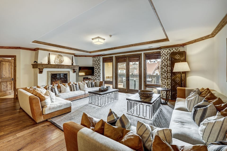 Home Decor, Furniture, Indoors, Living Room, Couch