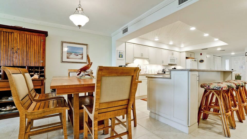 Dining Area & Breakfast Bar