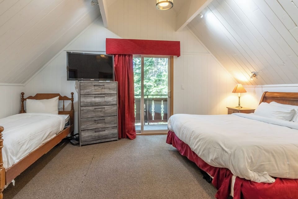 Chalet 21 upstairs bedroom