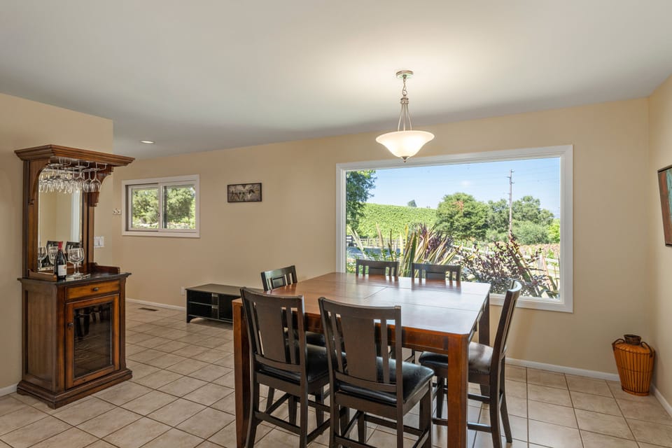 Cheerful, bright light in the breakfast nook.