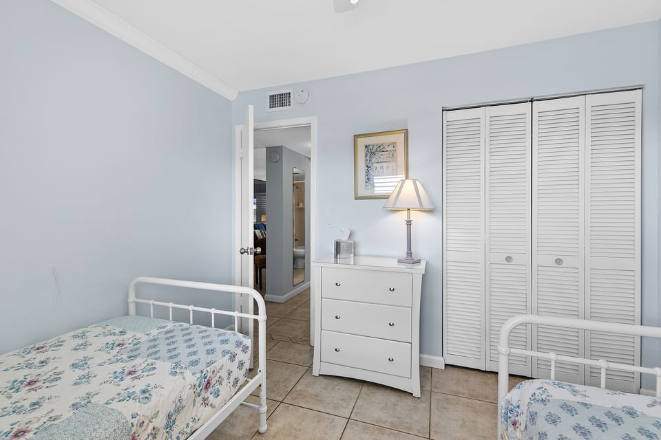 Guest bedroom sleeps 2