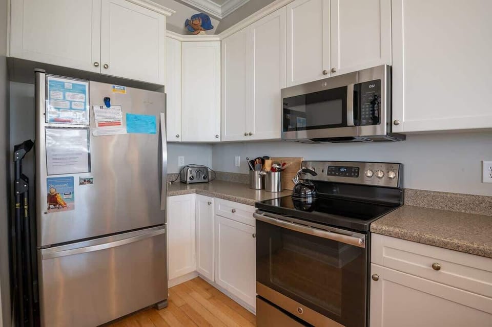 Newly updated kitchen with major appliances