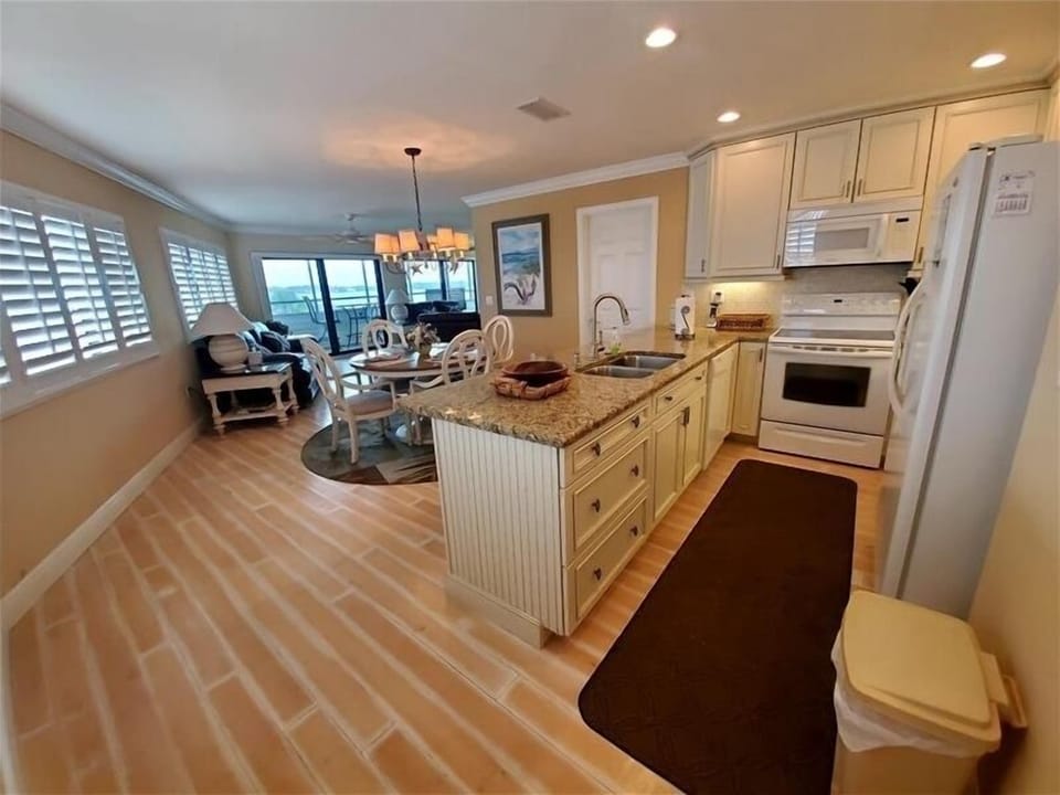 Kitchen & Dining Area