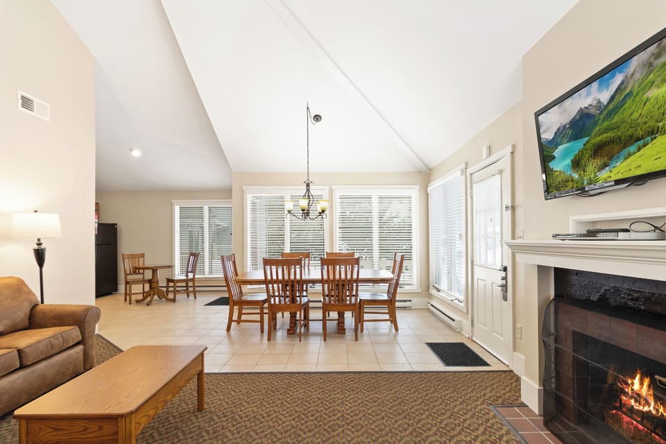 club-wyndham-shawnee-village-fairway-village-living-room-dining-3