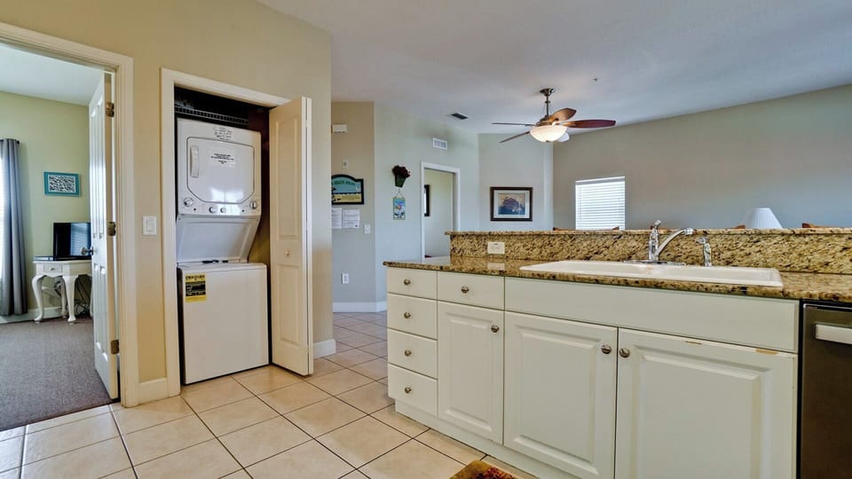 Kitchen & Washer/Dryer Closet