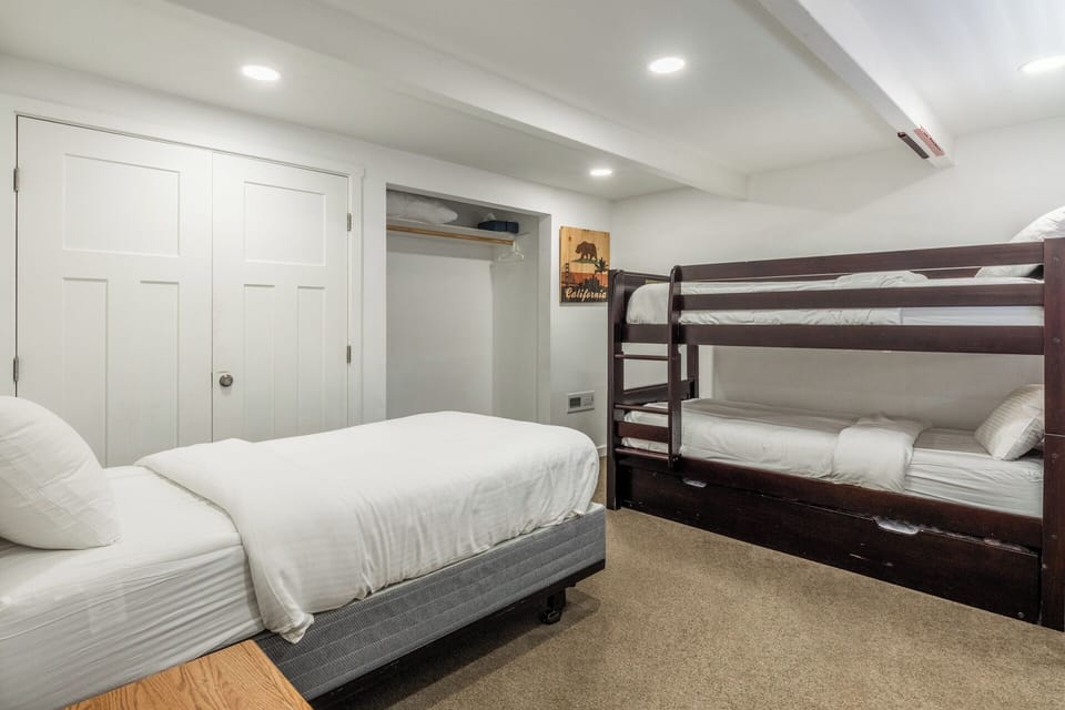 Chalet 19 downstairs bedroom 1