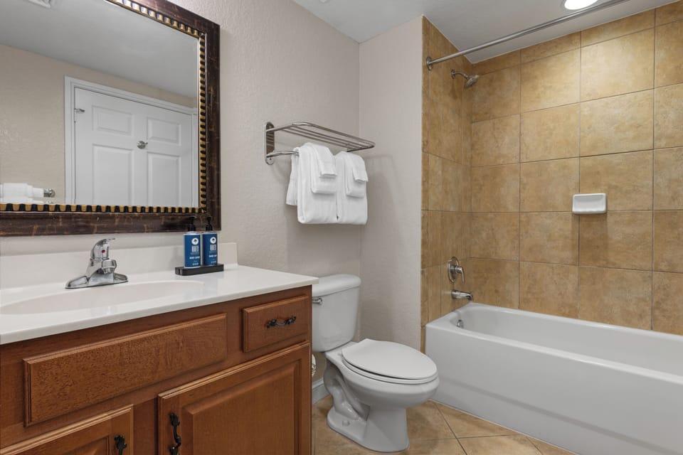 One-Bedroom-Deluxe-Bathroom-1-Club-Wyndham Bonnet-Creek