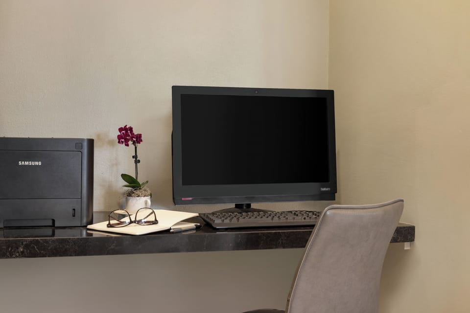 Business-Center-Peacock-Suites