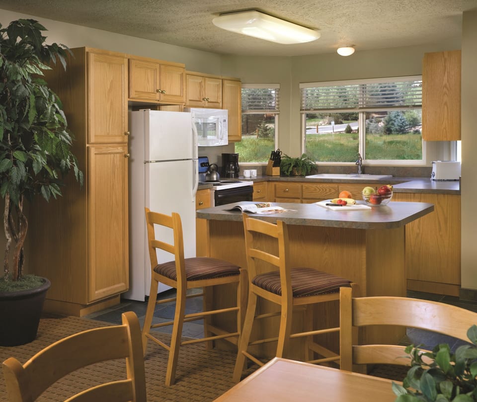 bear_lake_2_bdrm_jetted_tub_kitchen