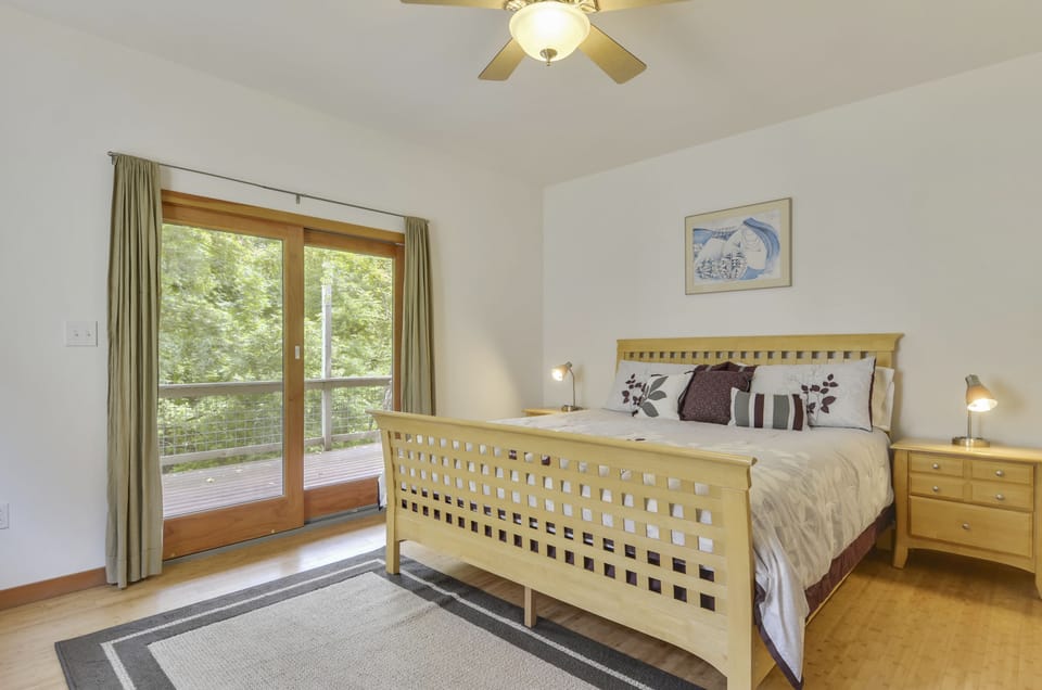 Contente's Suite Bedroom - King Bed.