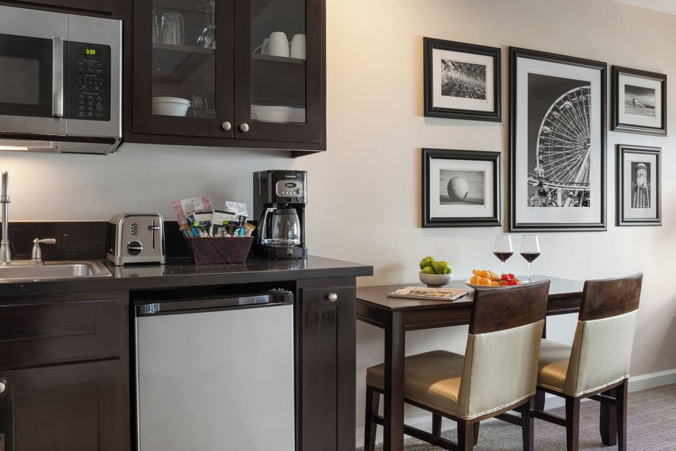 One-Bedroom-King-Suite-Kitchenette-2-Peacock-Suites